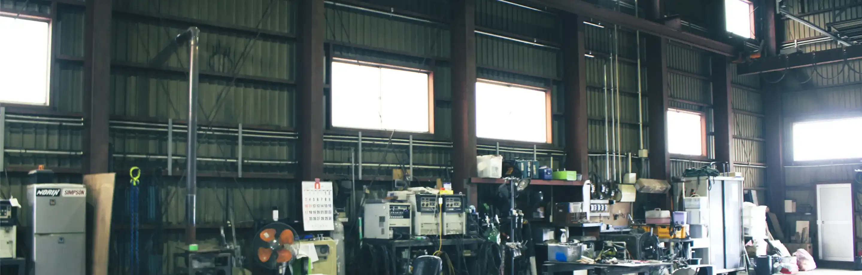 株式会社Steelの工場内部：効率的な作業を支える充実した設備と管理された現場風景