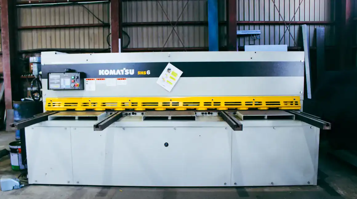 KOMATSU製シャーリングマシン：精密な鋼板切断設備