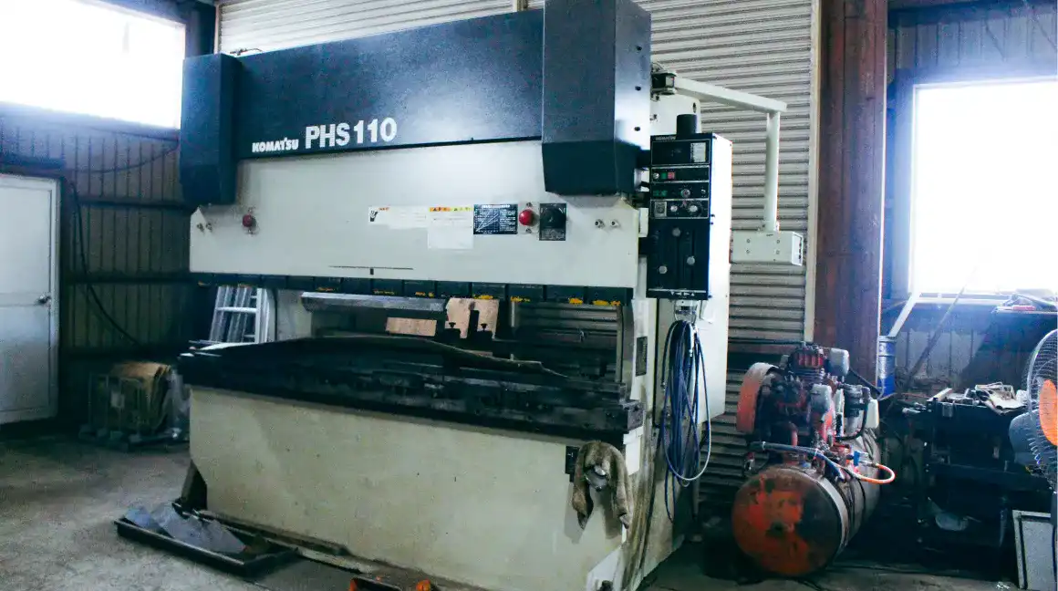 KOMATSU製ベンディングマシン：高精度な鋼材曲げ加工設備