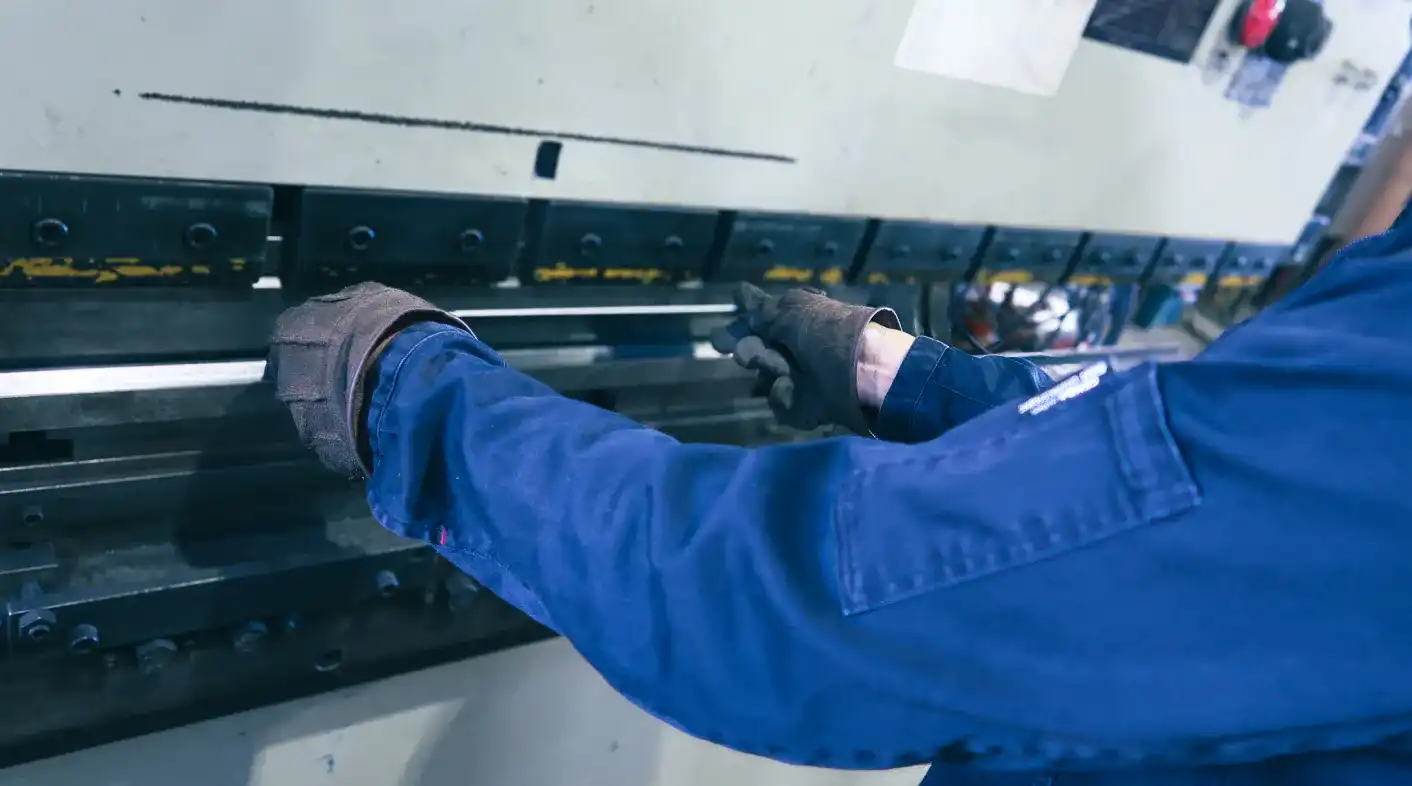 株式会社Steelの工場設備による鋼材の切断・曲げ加工工程