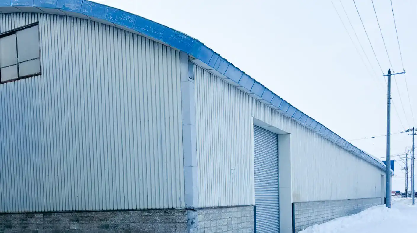 大型製品の加工にも対応する広々とした自社工場の外観