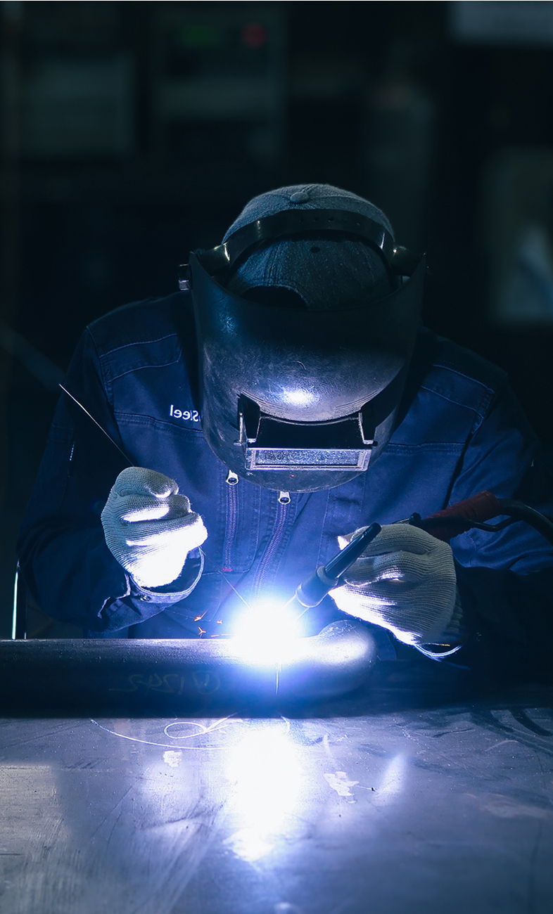 火花を散らしながら精密な溶接を行う熟練職人の手元：株式会社Steelの確かな技術力