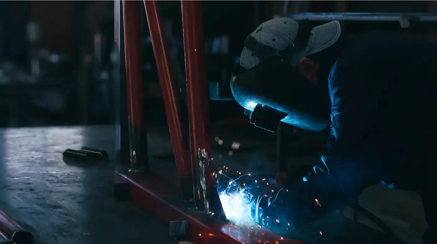 職人による半自動溶接の作業風景。鉄骨の溶接修理や特注製作に対応