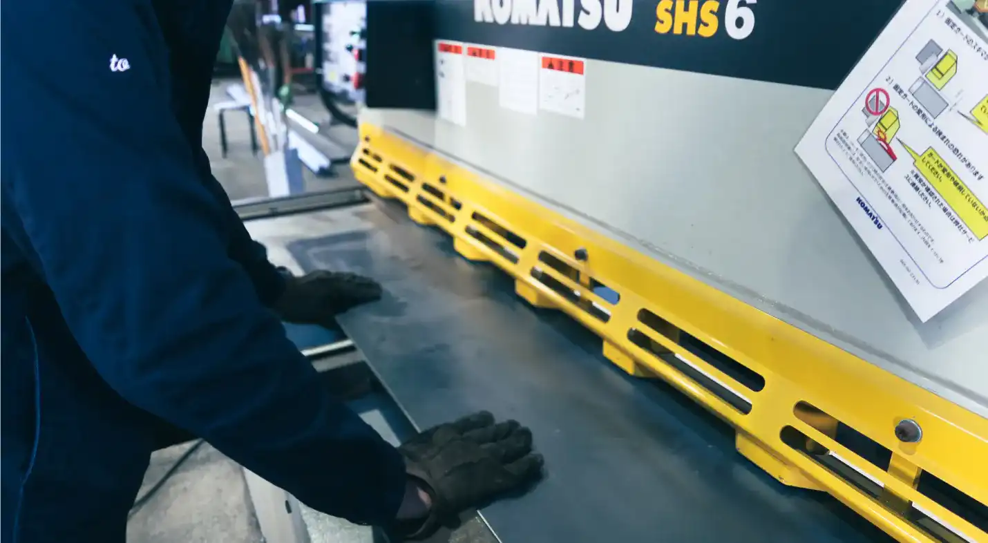 シャーリングマシンを使用した鉄板の切断加工。精密板金なら株式会社Steel