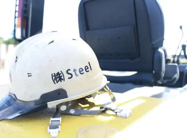 株式会社Steelのロゴが入った作業用ヘルメット