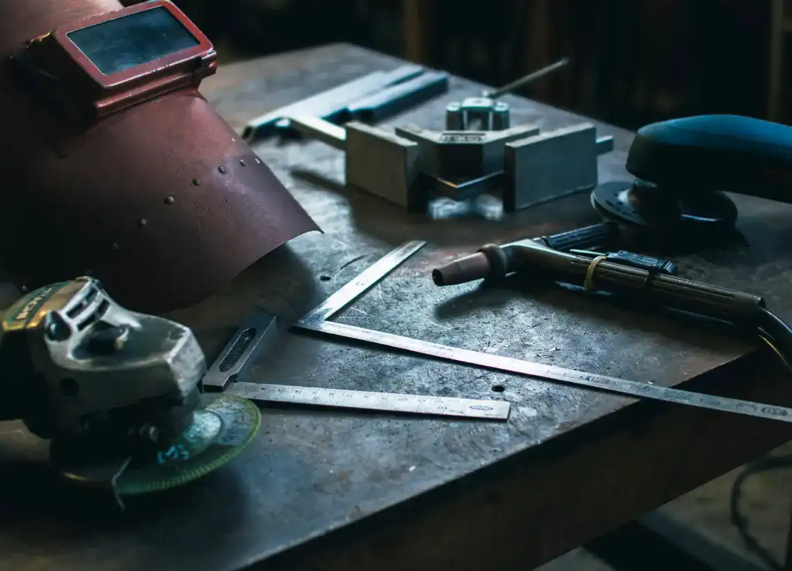 使い込まれた溶接マスクやグラインダーなどの職人の道具：株式会社Steelの妥協なきモノづくり