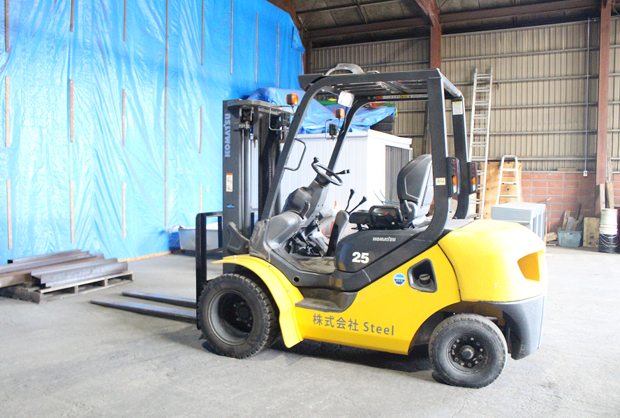 株式会社Steelのロゴ入りコマツ製フォークリフト。工場内での迅速な資材搬入・製品出荷を支えます。