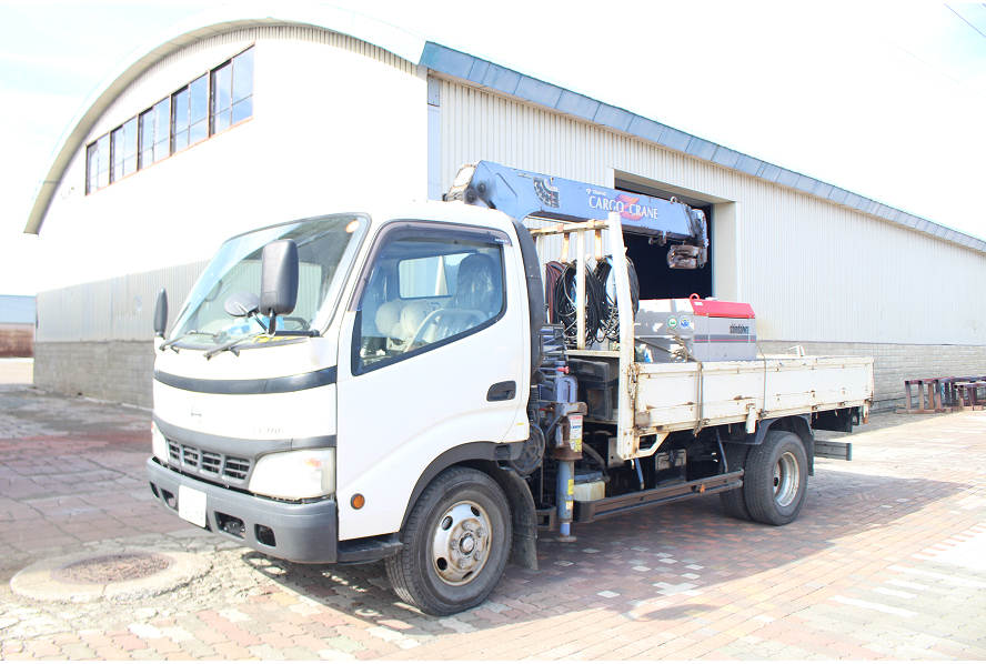 タダノ製カーゴクレーンを装備した運搬車両。製作した大型製品の現場配送・据付まで柔軟に対応します。