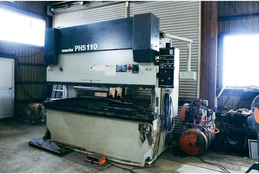 コマツ製プレスブレーキ（PHS110）による厚板の曲げ加工設備