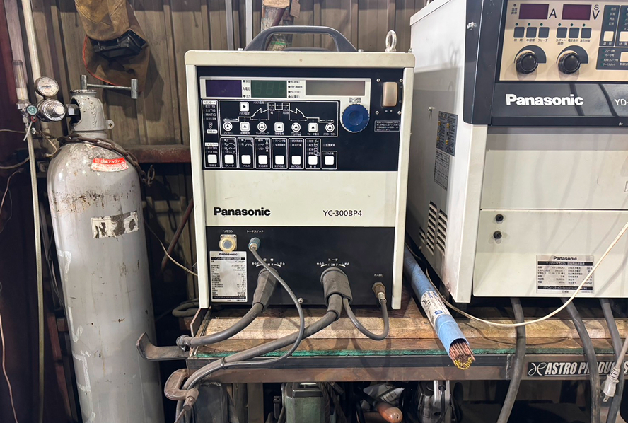パナソニック製TIG溶接機（YC-300BP4）。ステンレスやアルミの精密で美しい溶接仕上げに対応します。