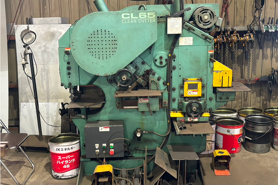 コマツ製アイアンワーカー「CL65 クリーンカッター」。鋼材の切断、ポンチング（穴あけ）、ノッチング（切り欠き）を高精度に行う複合加工機。