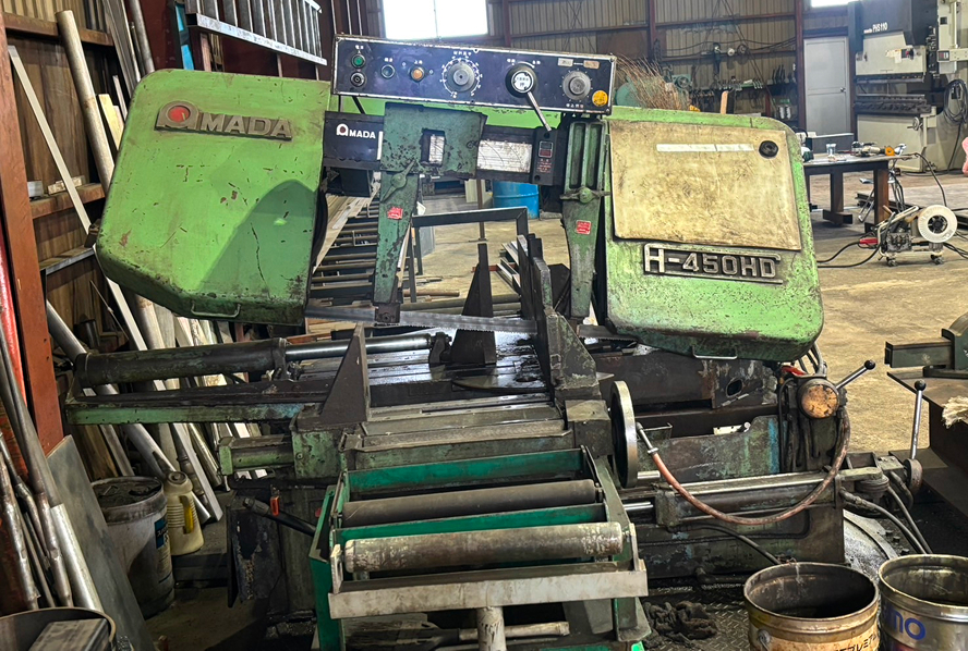 アマダ製横型バンドソー「H-450HD」。大型の鋼材や形鋼を正確な寸法で切断します。