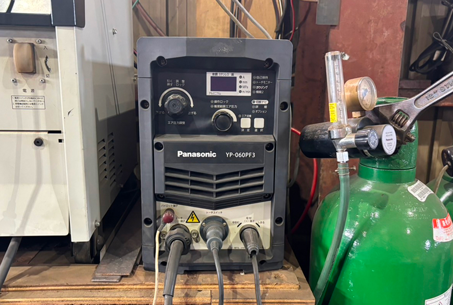 パナソニック製エアプラズマ切断機「YP-060PF3」。金属板を高速かつ自在な形状に切断可能です。