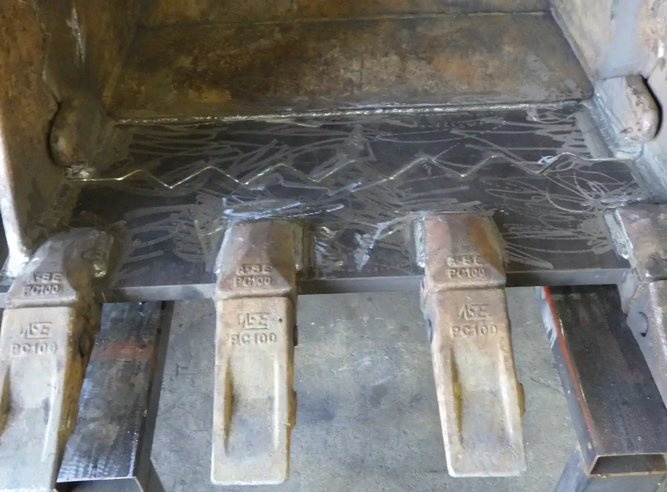 岩見沢市でショベルカーピラニアバケツの修理交換