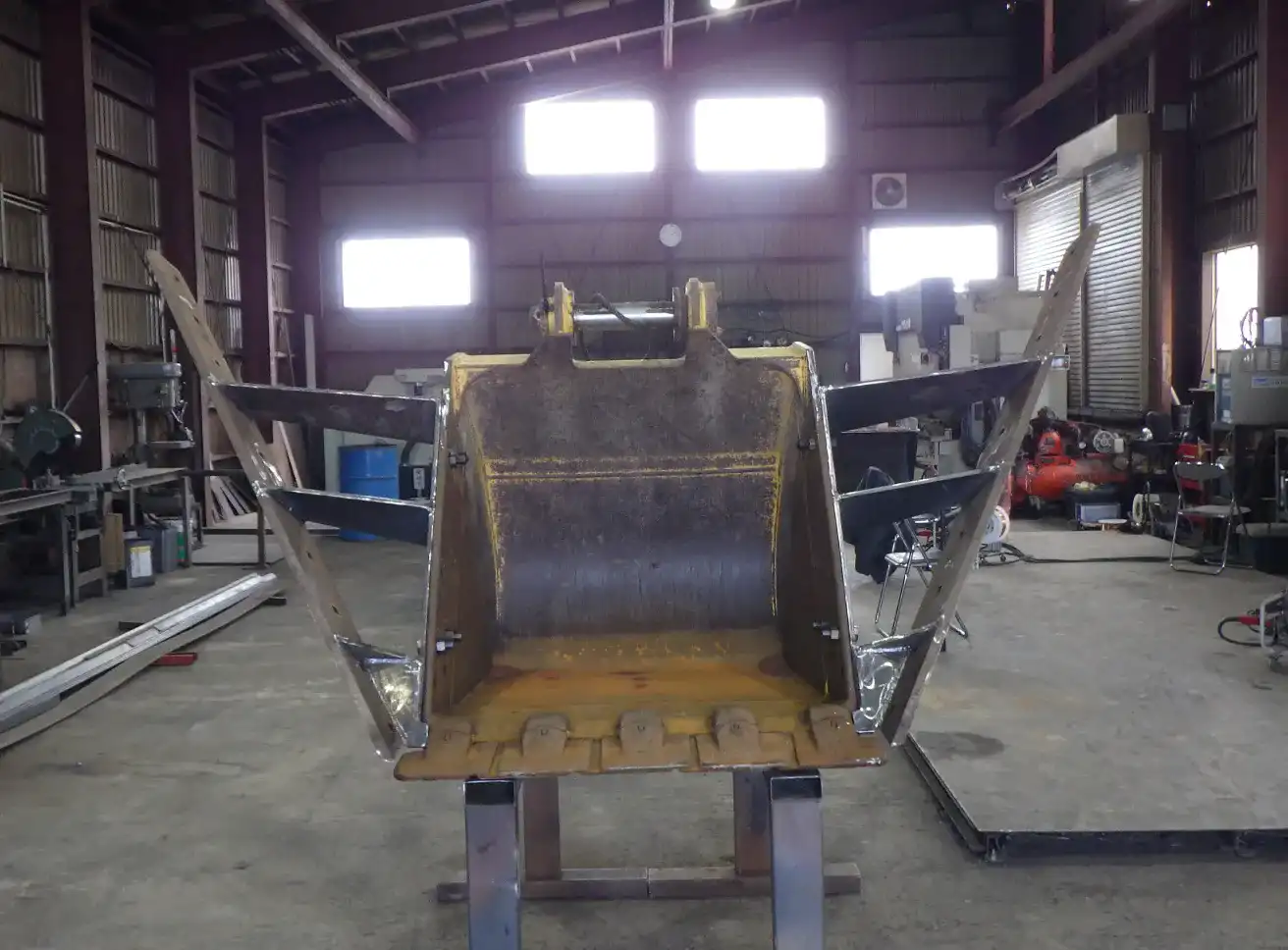 岩見沢市の株式会社Steelによるショベルカー角バケツVバネ制作